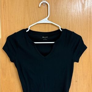 Hollister Women's Black V-Neck Tee